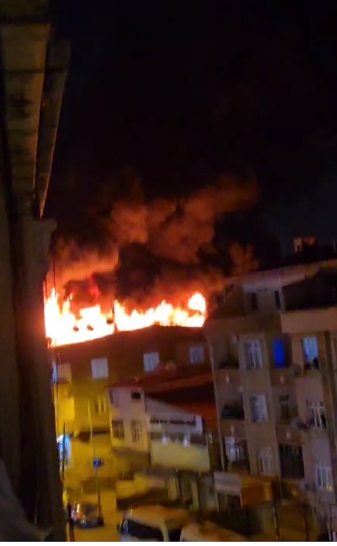 Gaziosmanpaşa’da yangın paniği: 3 katlı binanın çatısı alev alev yandı 