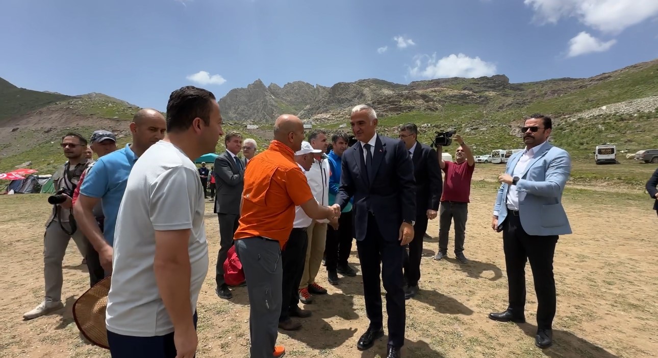 Bakan Ersoy Yüksekova’da 