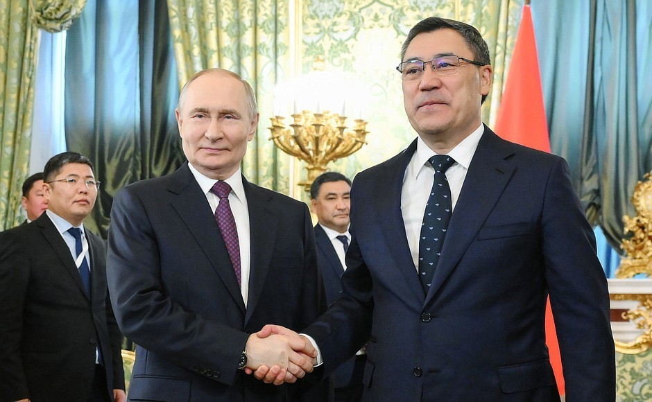 Putin, Kırgızistan Cumhurbaşkanı Caparov ile görüştü 