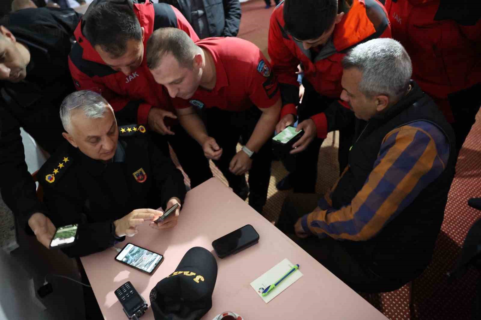 Rize Valisi Baydaş, kaybolan jet uçağı için çalışmaları yerinde takip ediyor 