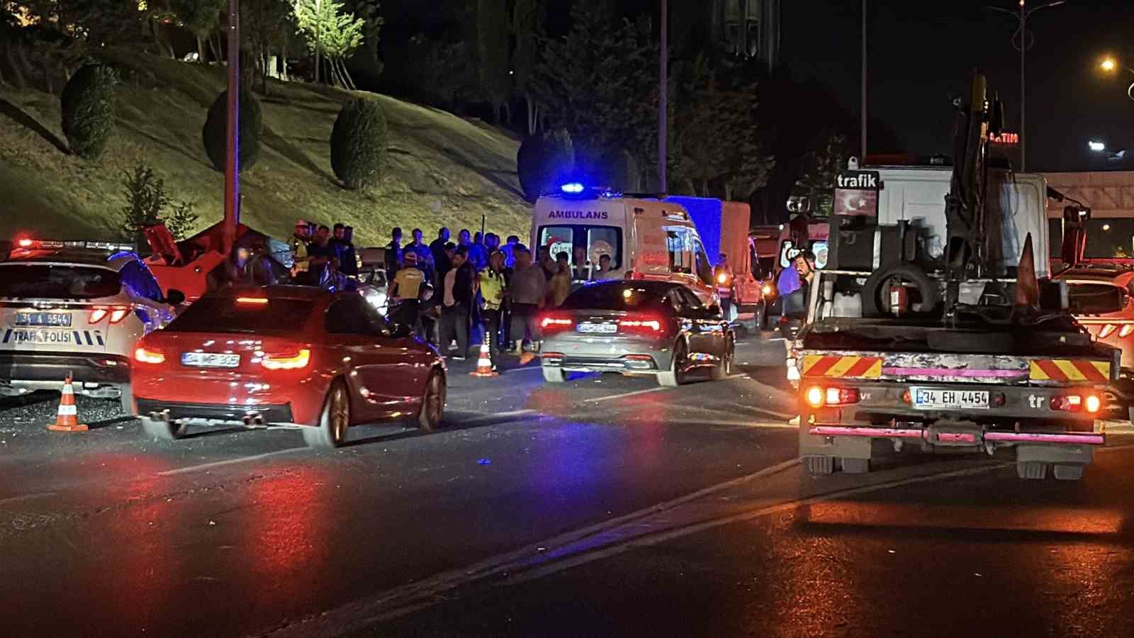 Eyüpsultan’da feci kaza... Aydınlatma direğine çarpan Tofaş otomobil hurdaya döndü: 1 ölü 