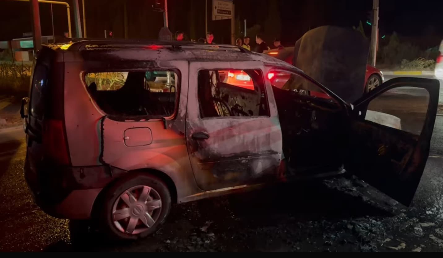 Ağaçlı Kavşağı’nda araç yangını, otombil dakikalar içinde küle döndü 