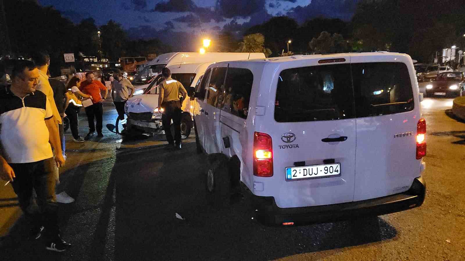 Ereğli’de iki hafif ticari araç çarpıştı, 7 kişi yaralandı 