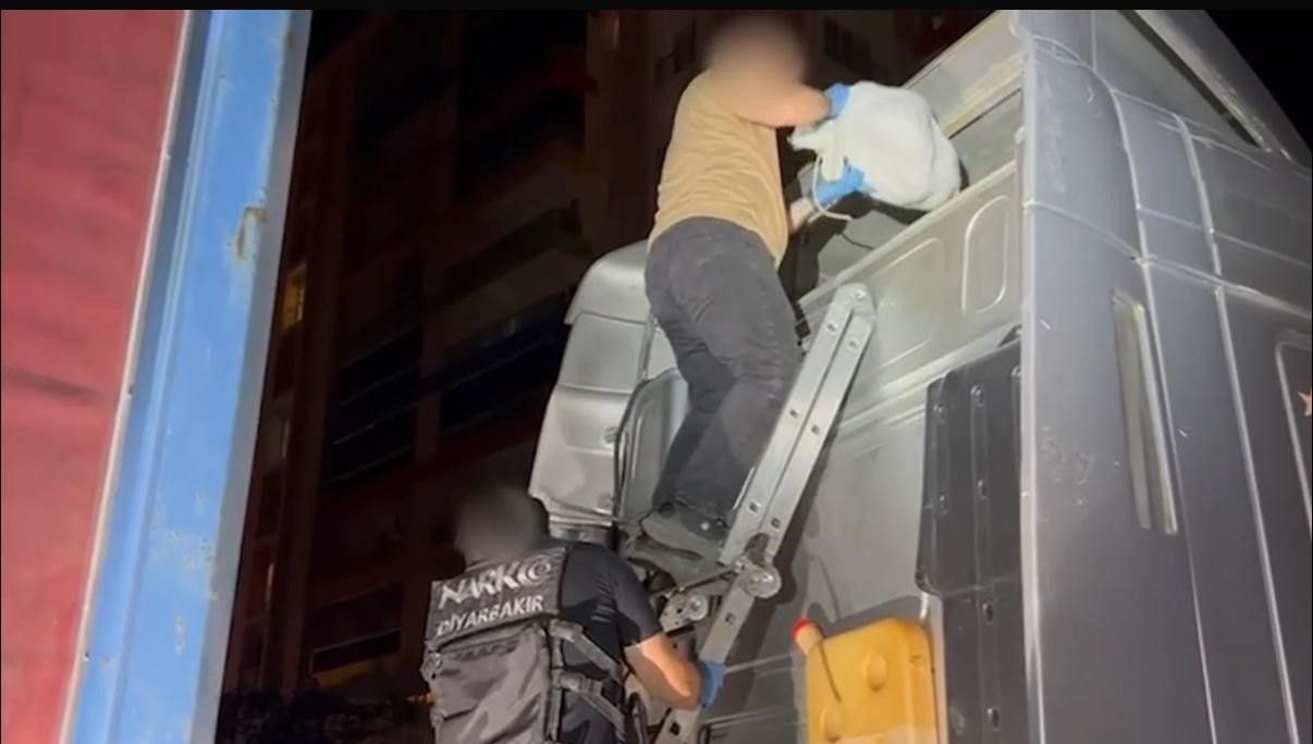 Diyarbakır’da 43 kilogram uyuşturucunun ele geçirildiği operasyonlarda 3 kişi tutuklandı 