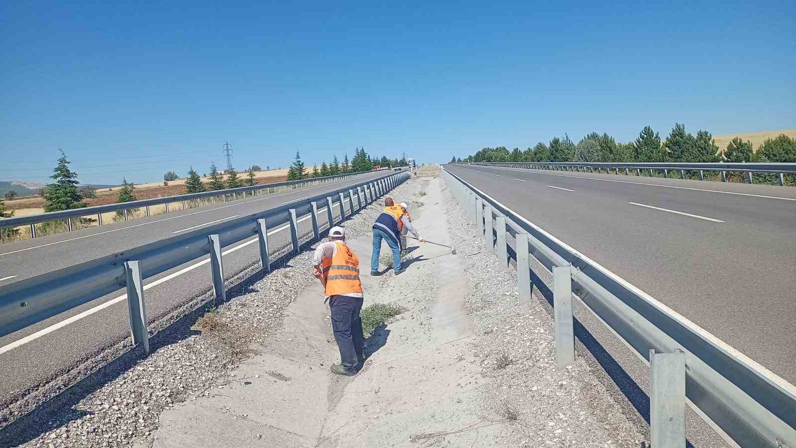 Kütahya-Tavşanlı karayolundaki 24 saatlik yol bakımı sürücülerden tam not aldı 