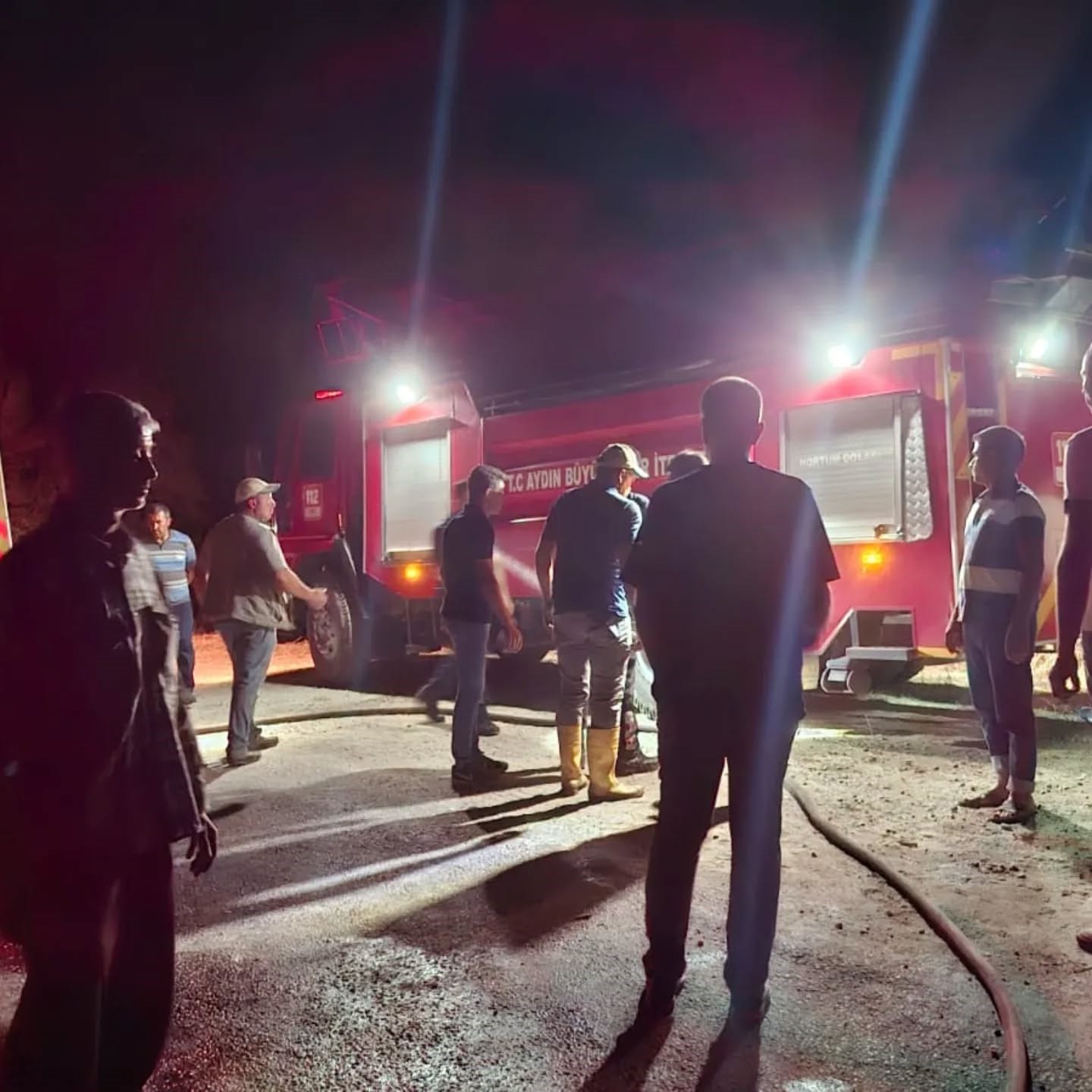 Zeytinlik alanda çıkan yangın büyümeden kontrol altına alındı 