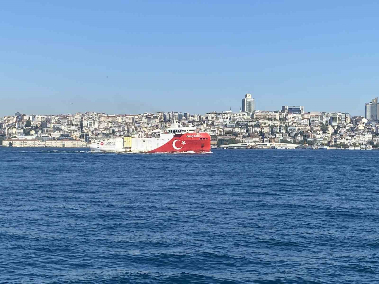 Oruç Reis Gemisi İstanbul Boğazı’ndan geçti 