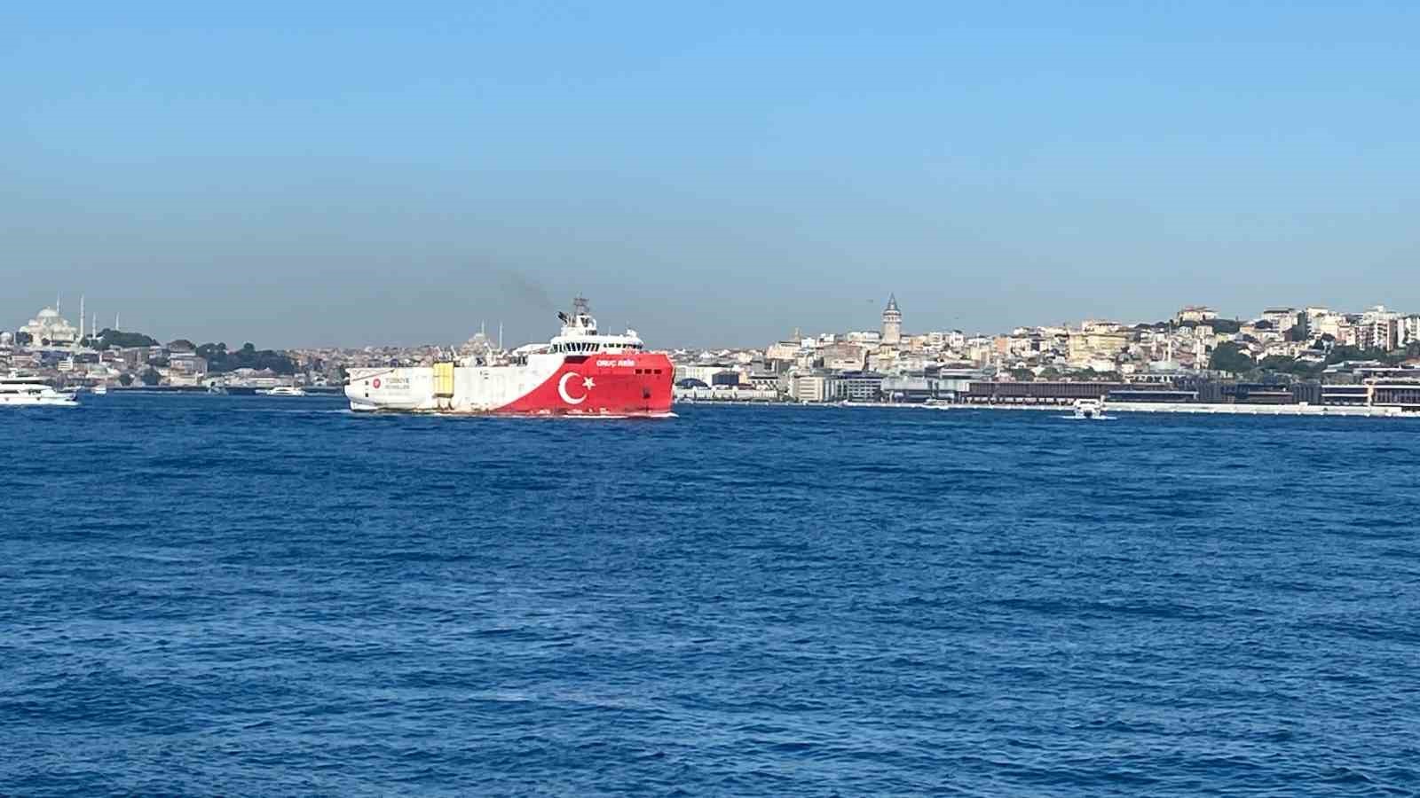 Oruç Reis Gemisi İstanbul Boğazı’ndan geçti 