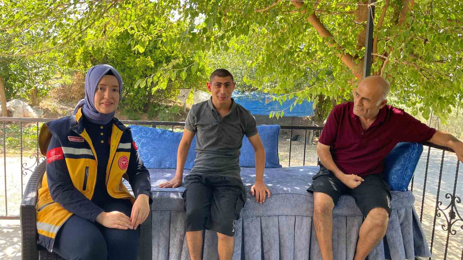 Telefonda engelli bireyin hayatını kurtaran 112 personeli aileyi ziyaret etti 
