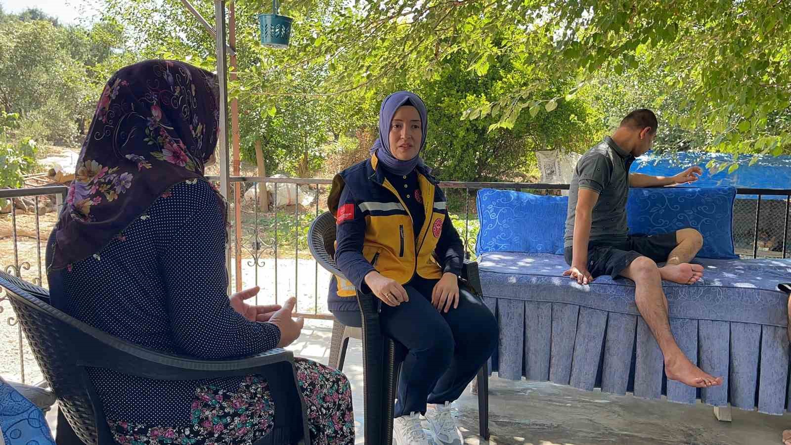 Telefonda engelli bireyin hayatını kurtaran 112 personeli aileyi ziyaret etti 