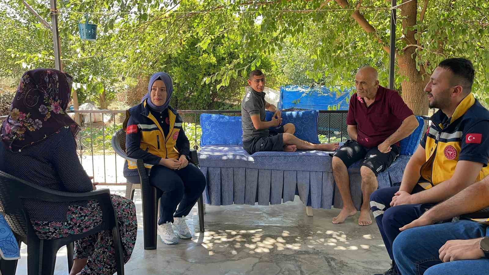 Telefonda engelli bireyin hayatını kurtaran 112 personeli aileyi ziyaret etti 