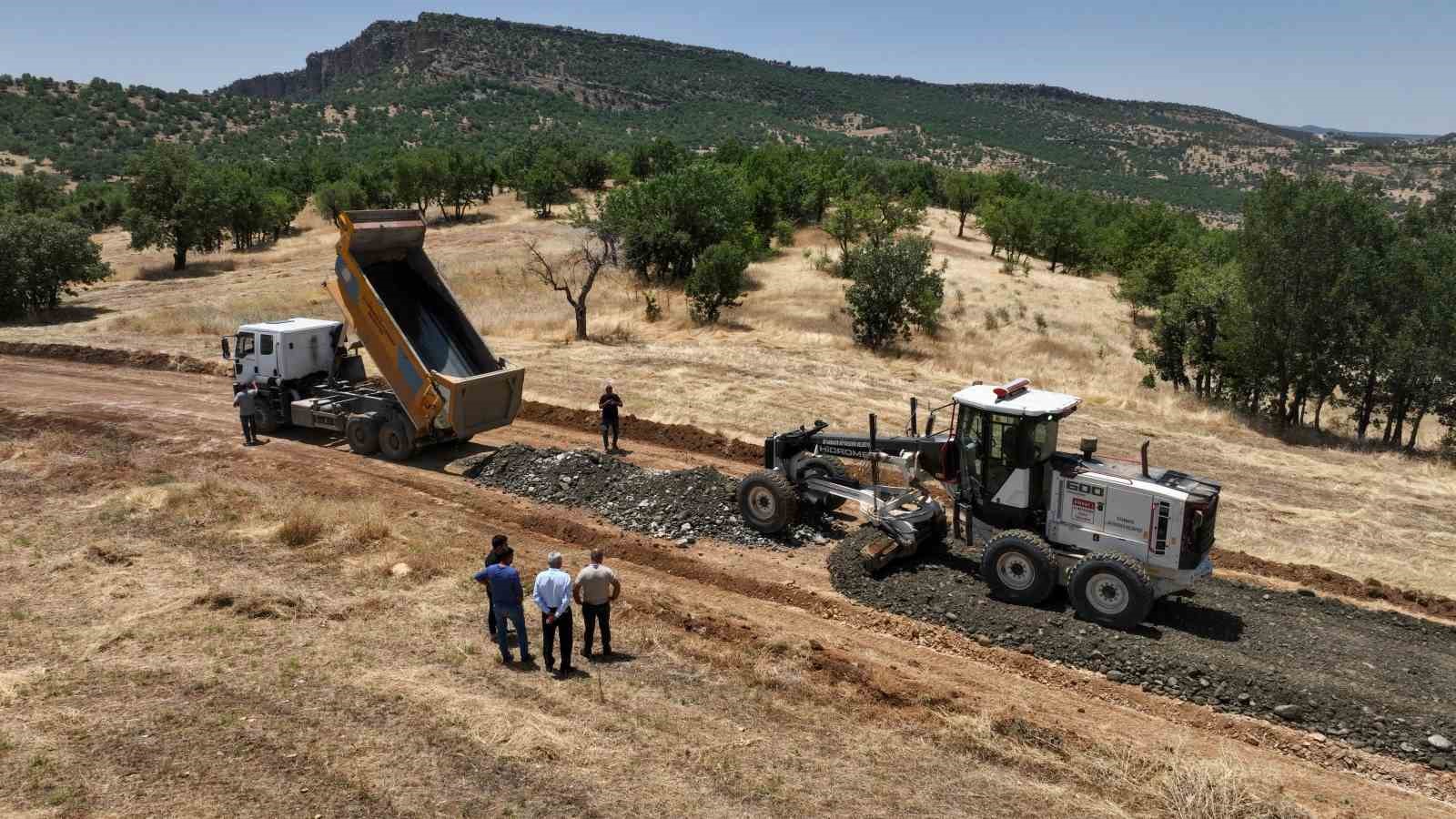 Diyarbakır’da köylerine dönen vatandaşların yolları inşa ediliyor 