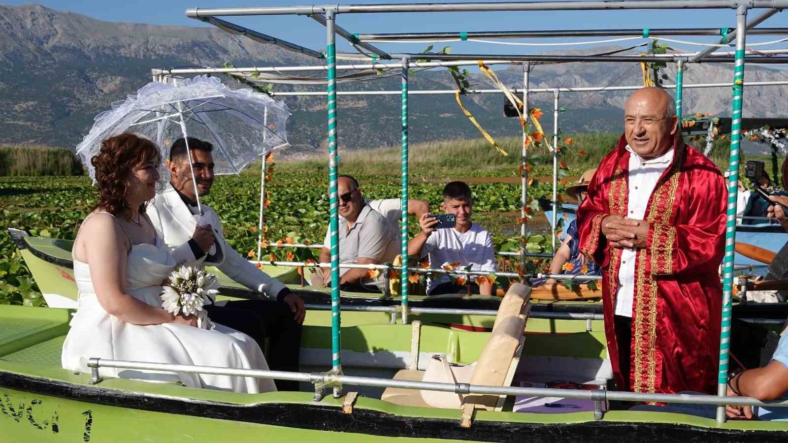 Nilüferler arasında unutulmaz nikah töreni 