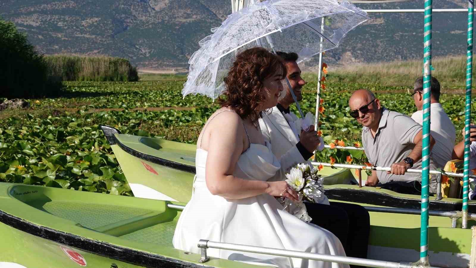Nilüferler arasında unutulmaz nikah töreni 