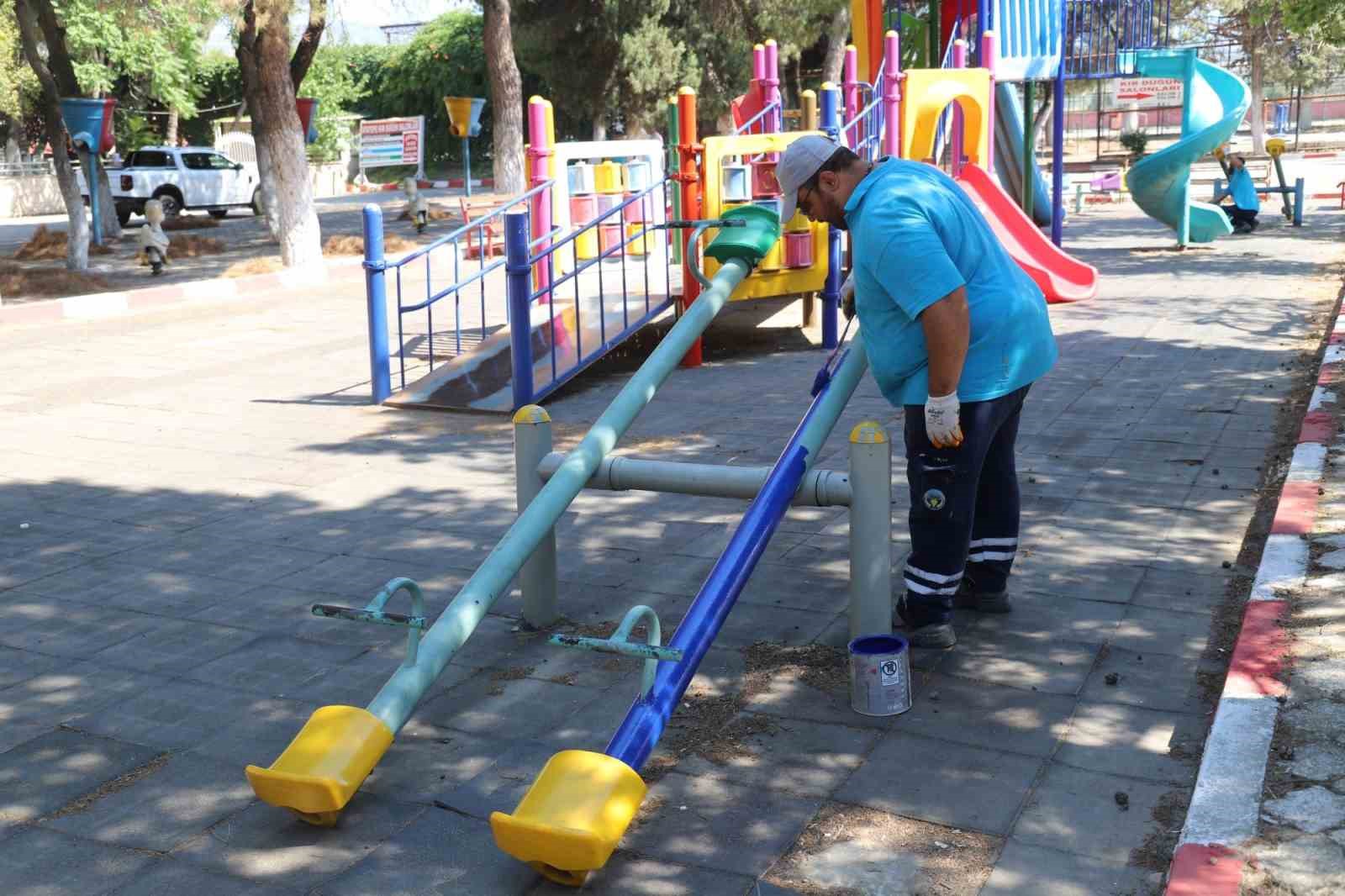 Turgutlu Belediyesi Park ve Bahçeler Müdürlüğü ekipleri kenti güzelleştiriyor 