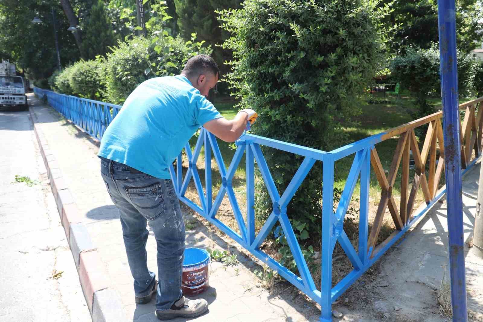 Turgutlu Belediyesi Park ve Bahçeler Müdürlüğü ekipleri kenti güzelleştiriyor 