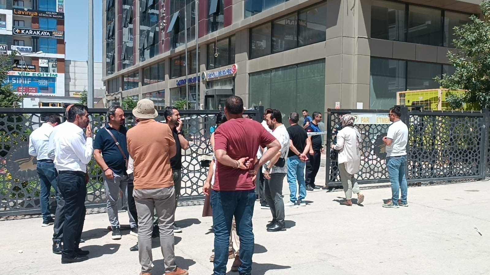 İpekyolu Belediye binasındaki yangını işten çıkarılan işçiler fark etti 