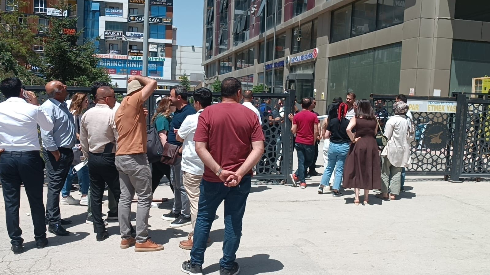 İpekyolu Belediye binasındaki yangını işten çıkarılan işçiler fark etti 