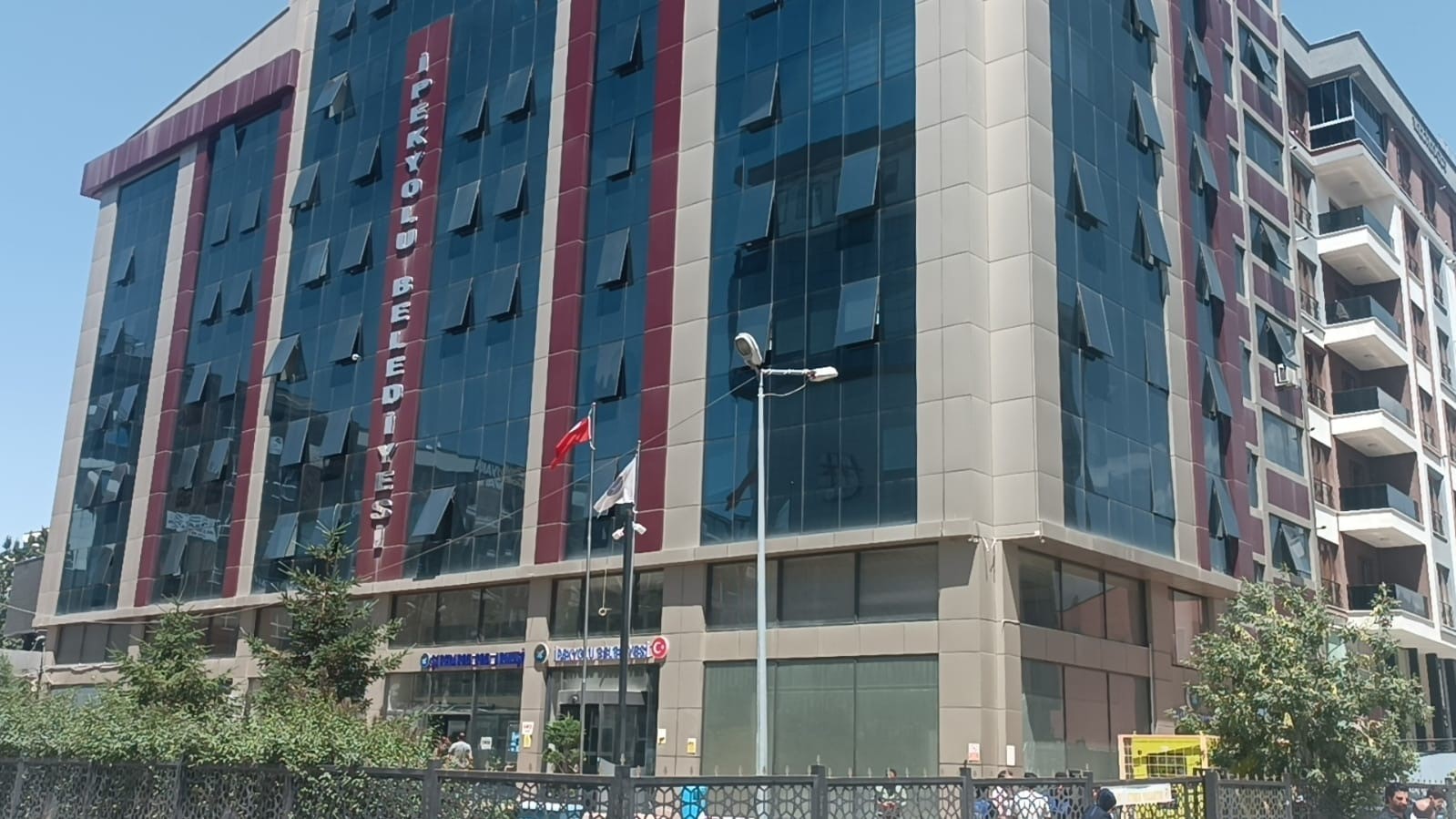 İpekyolu Belediye binasındaki yangını işten çıkarılan işçiler fark etti 