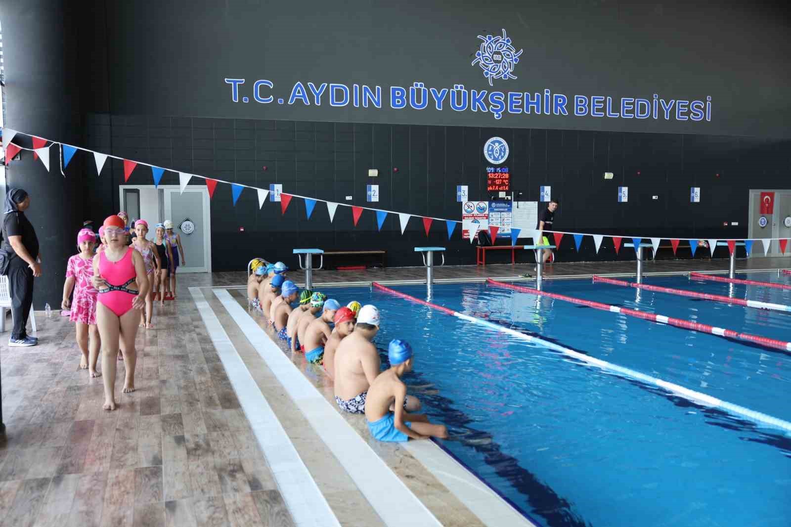 Aydınlı Minikler Büyükşehir Belediyesi ile yüzmeyi öğreniyor 