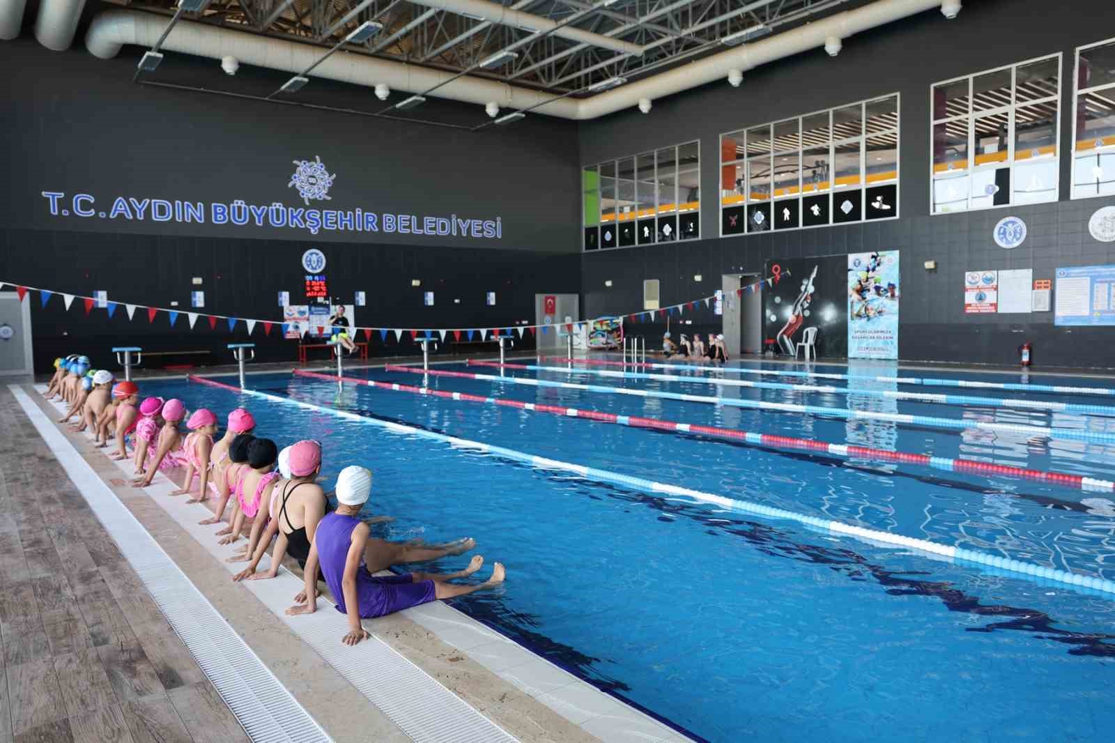 Aydınlı Minikler Büyükşehir Belediyesi ile yüzmeyi öğreniyor 