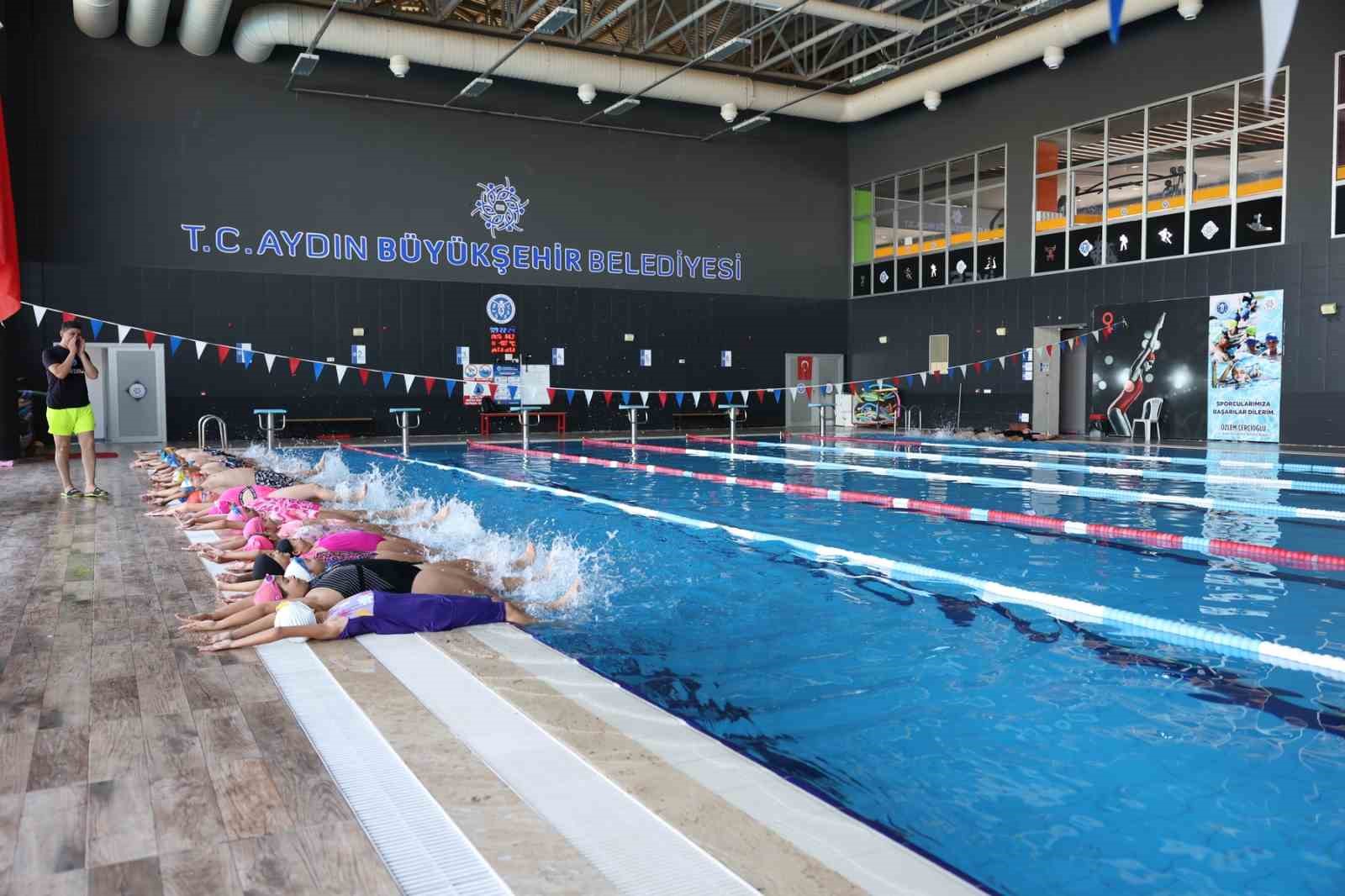Aydınlı Minikler Büyükşehir Belediyesi ile yüzmeyi öğreniyor 
