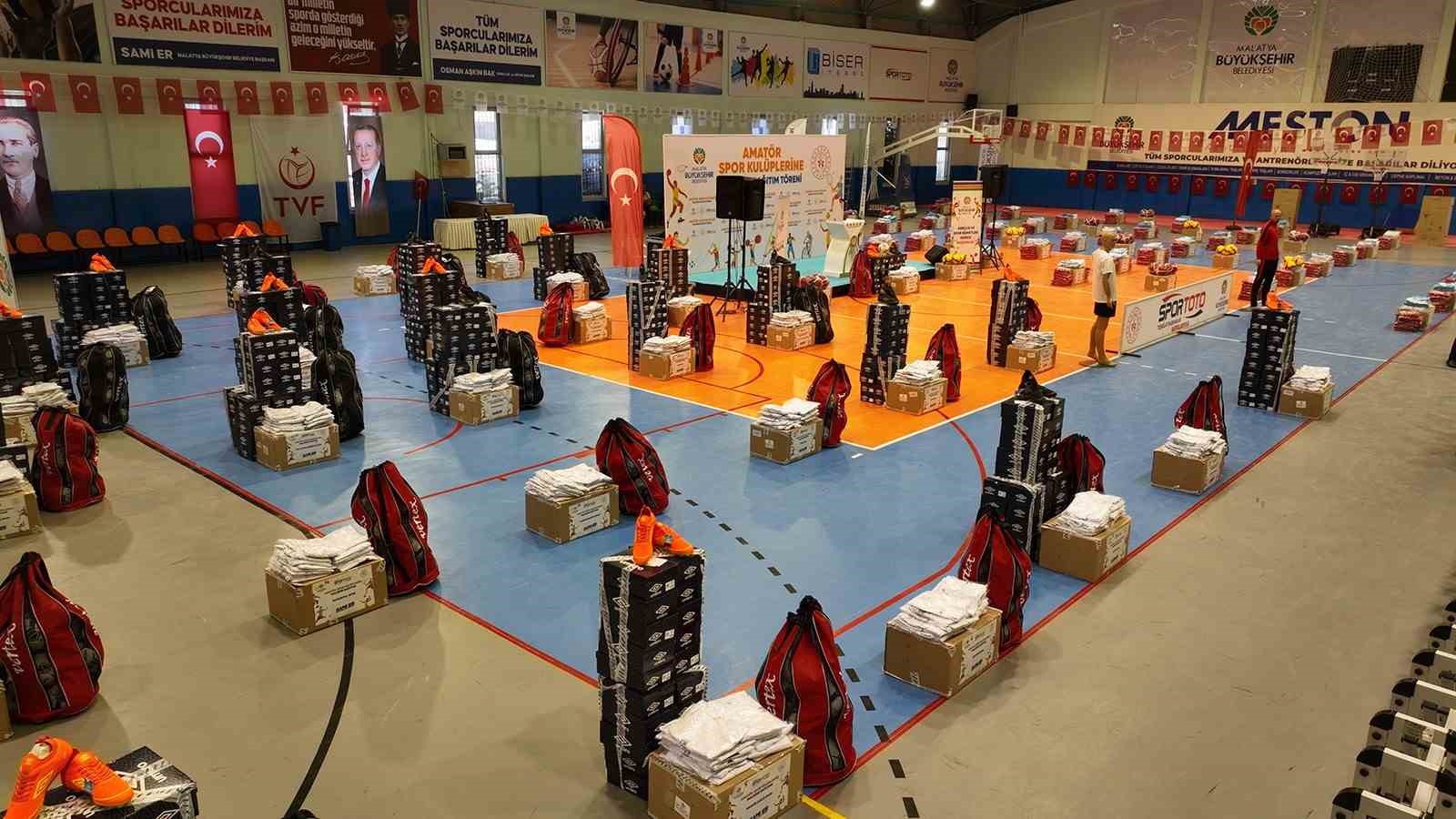 Amatör spor kulüplerine 10 Milyon TL değerinde malzeme desteği sağlandı 