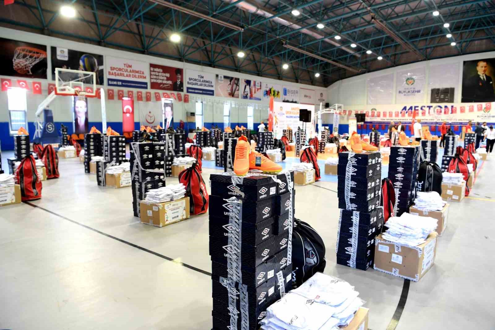 Amatör spor kulüplerine 10 Milyon TL değerinde malzeme desteği sağlandı 
