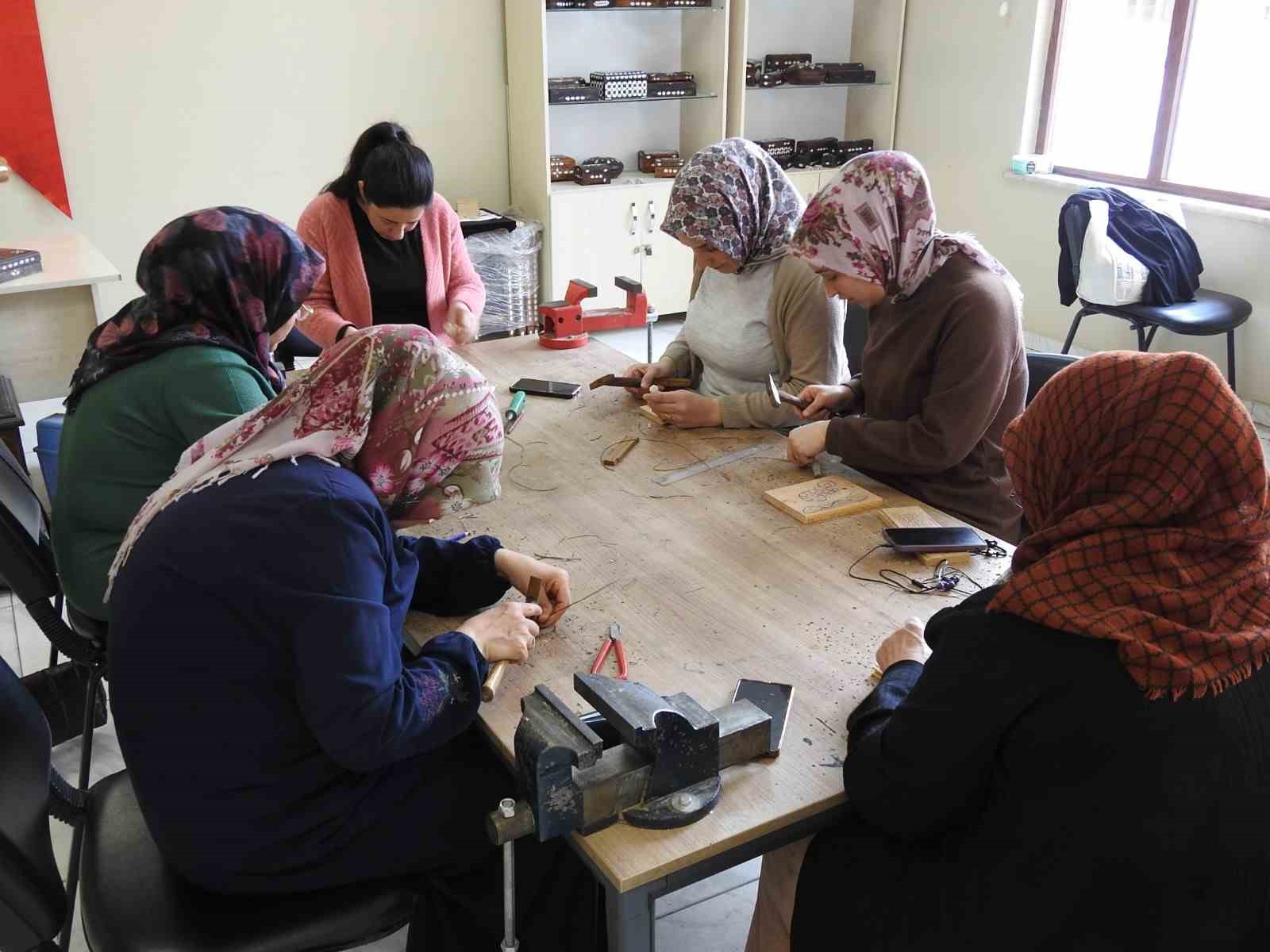 Kadınlar, sedef kakma işlemeciliğini Şahinbey Belediyesi Tesisilerinde öğreniyor 