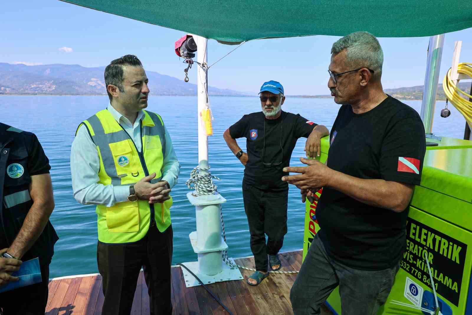 Gölün derinliklerindeki su alma hatları dalgıçlar ile temizleniyor 