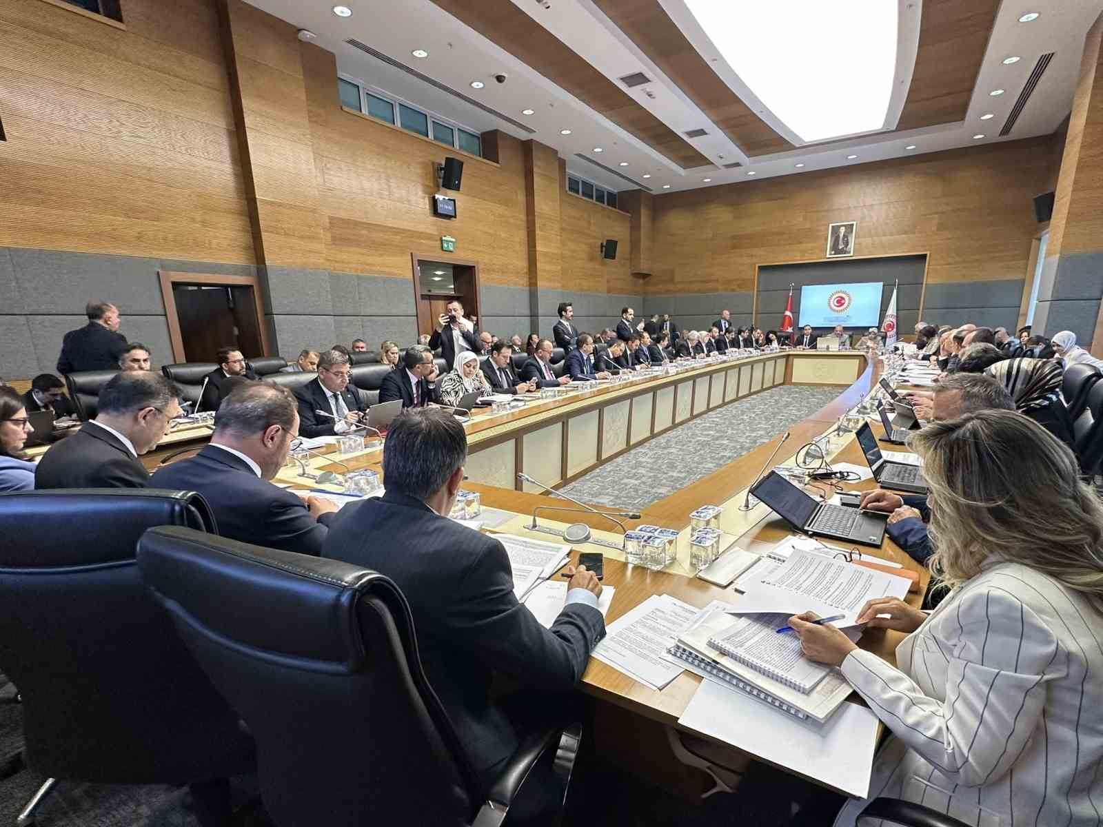 Sağlık alanına yönelik düzenlemeler içeren kanun teklifi komisyondan geçti 