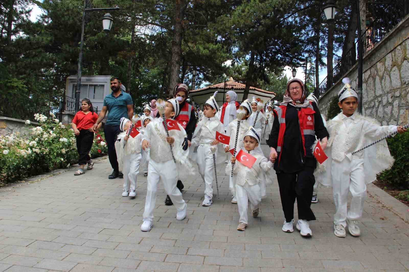 Çorum’da asırlardır süren gelenek yaşatıldı: 30 çocuk için sünnet şöleni düzenlendi 