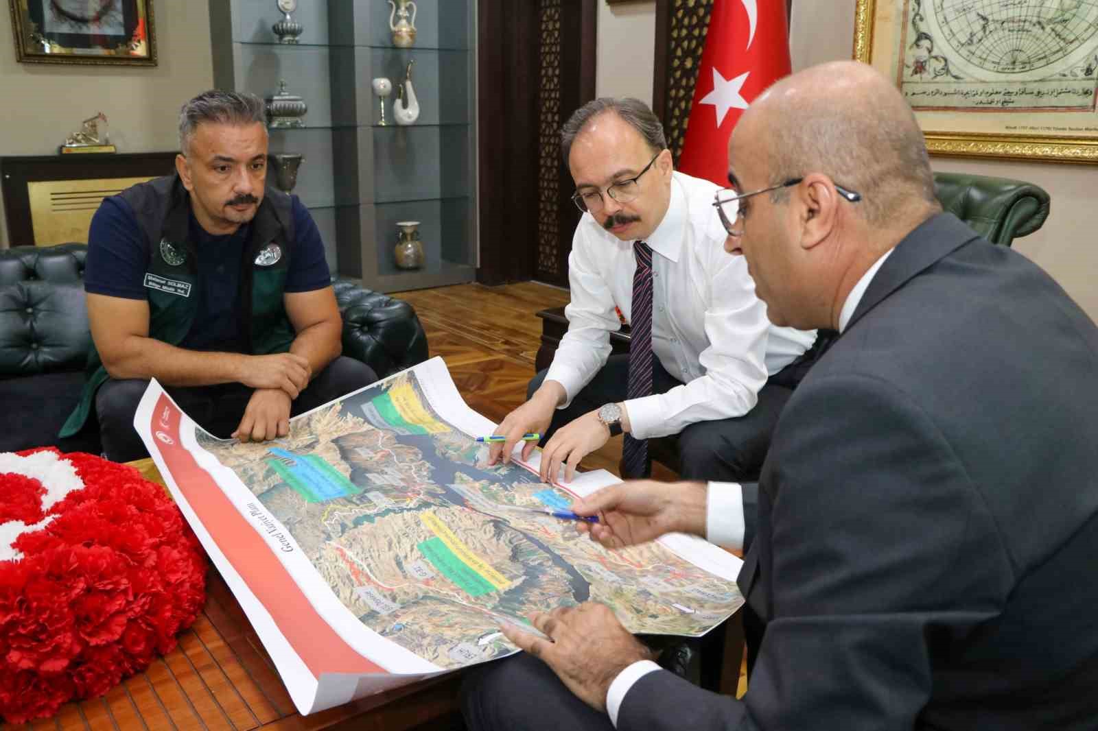 Siirt yığınlı tüneli ve bağlantı yollarında çalışmalar sürüyor 