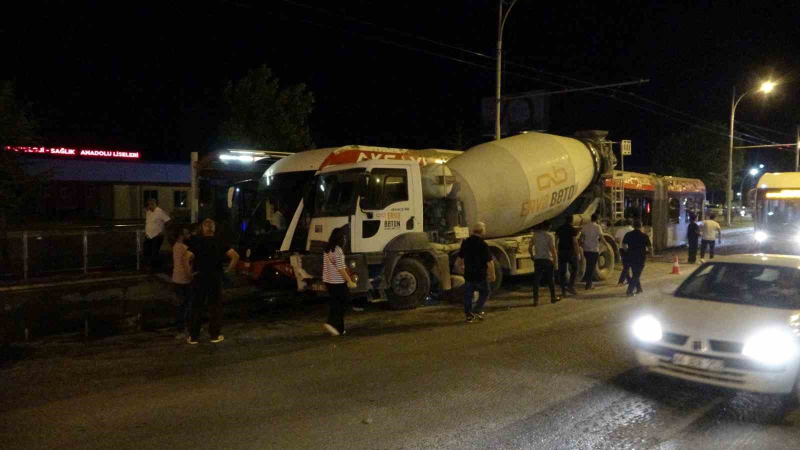 Kontrolden çıkan beton mikseri trambüse çarptı: 4 yaralı 