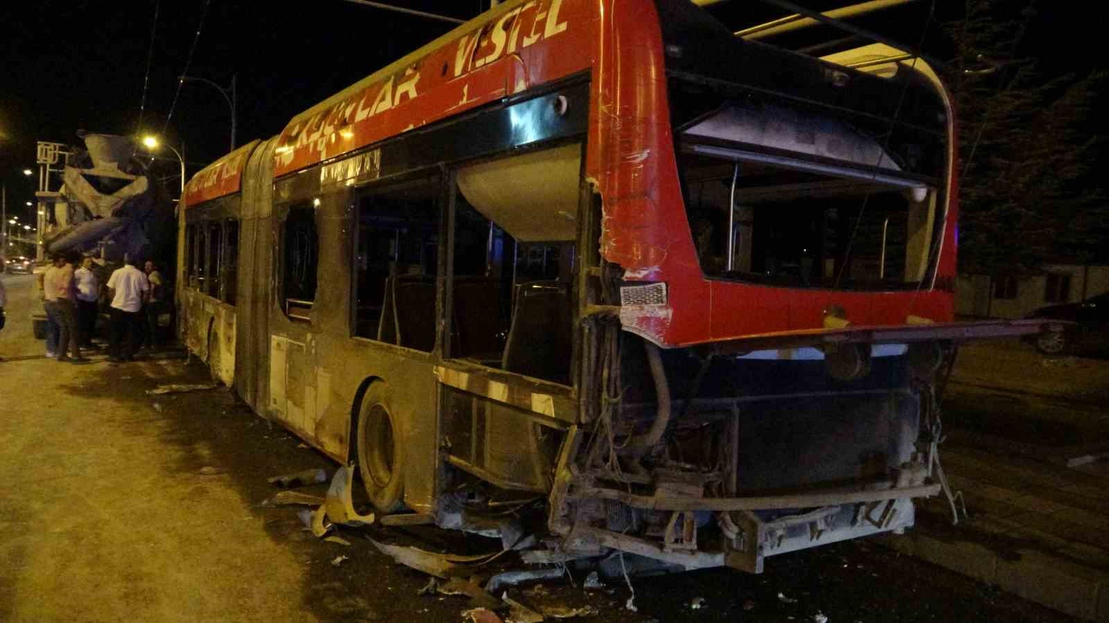 Kontrolden çıkan beton mikseri trambüse çarptı: 4 yaralı 
