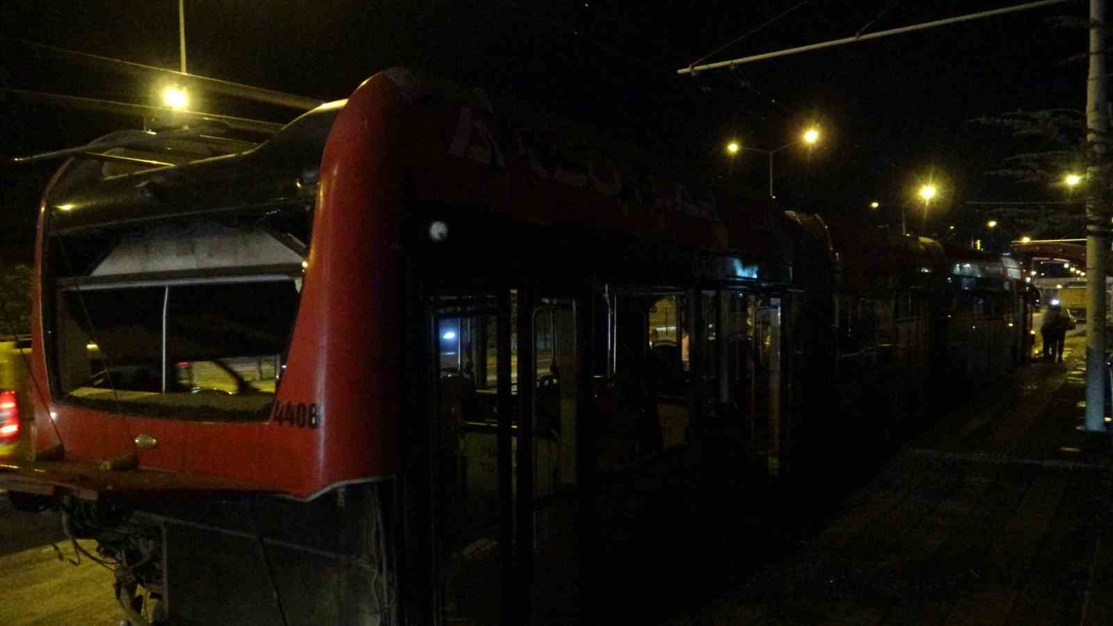 Kontrolden çıkan beton mikseri trambüse çarptı: 4 yaralı 
