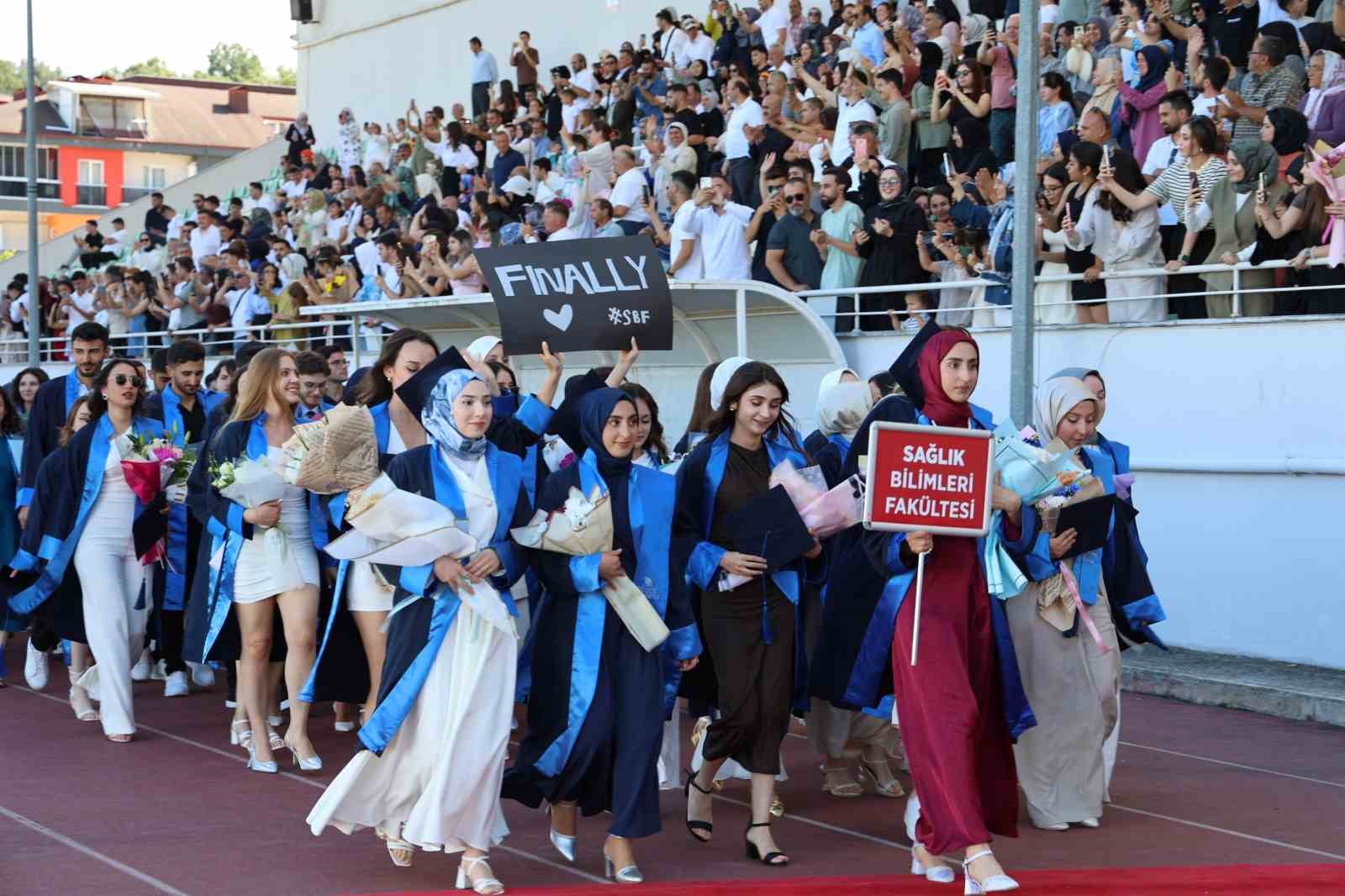 Mezun oldular kep fırlattılar 