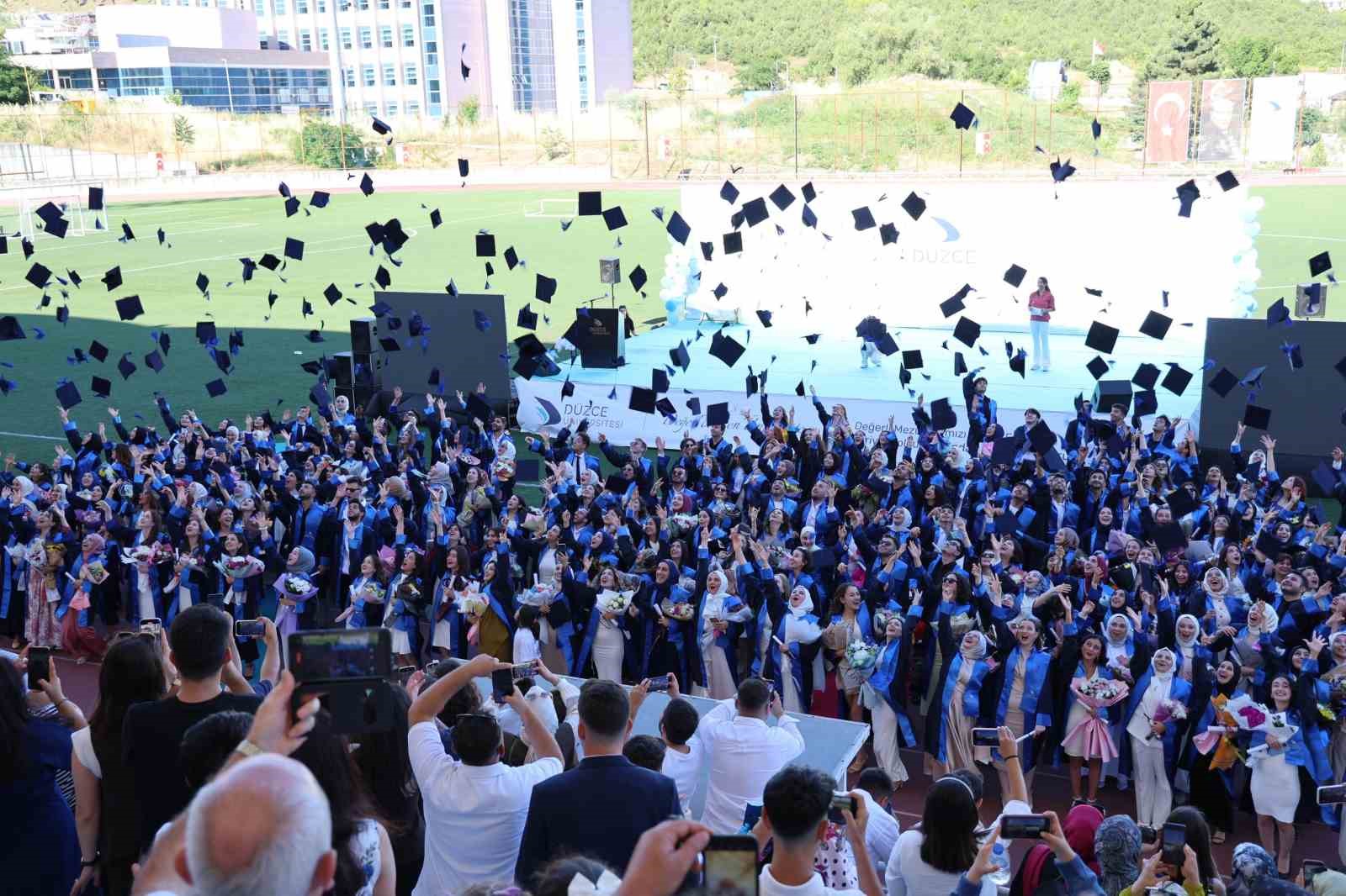 Mezun oldular kep fırlattılar 