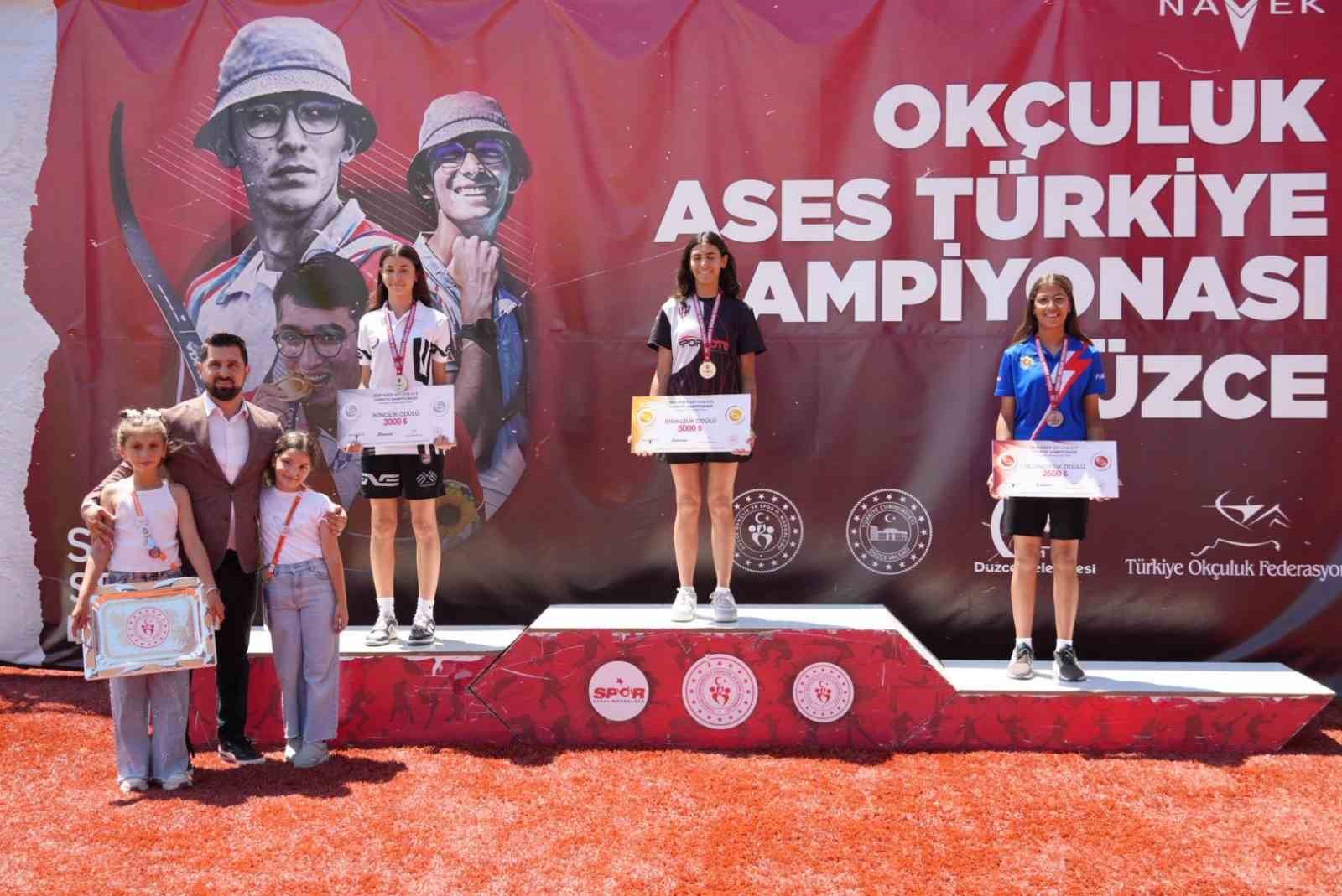 Şampiyonlar madalyaları ve ödüllerini aldı 