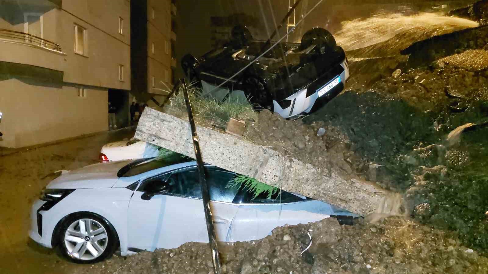 Samsun’da kuvvetli sağanak: İstinat duvarı araçların üzerine devrildi 
