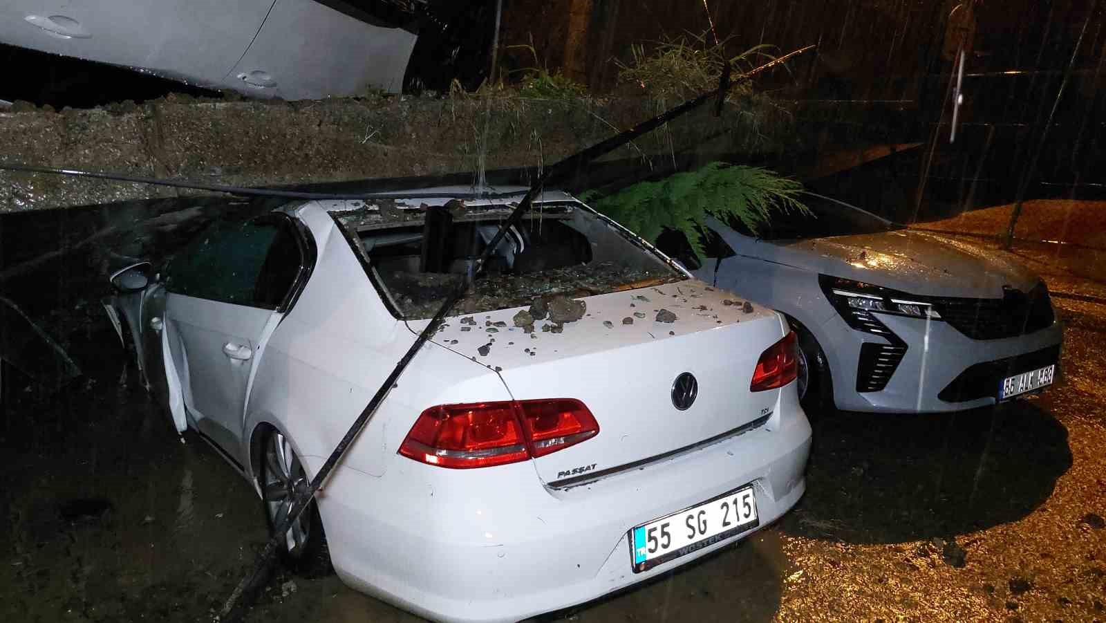 Samsun’da kuvvetli sağanak: İstinat duvarı araçların üzerine devrildi 