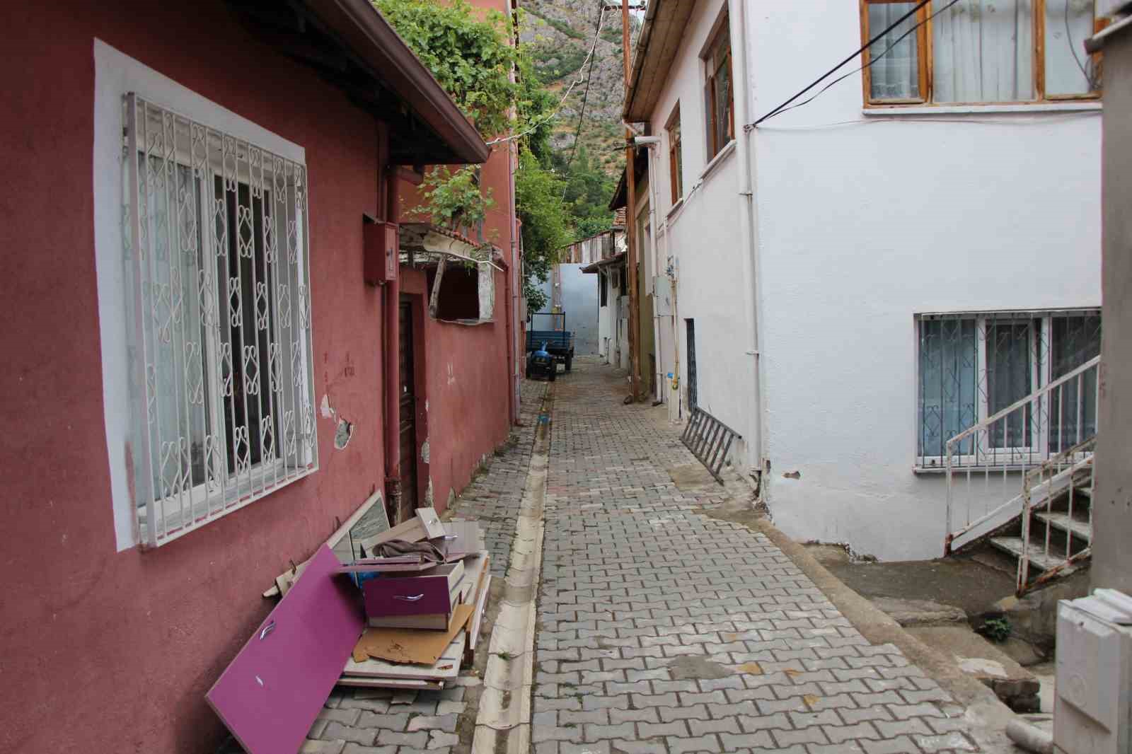 Amasya’da cezaevinden çıkan adam tartıştığı eşini vurup intihar etti 