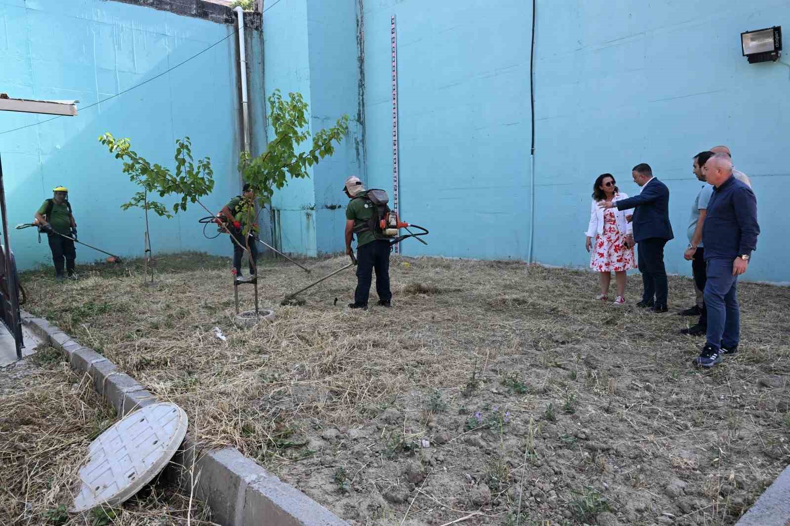 Su depolarının çevresinde yangın riskine karşı temizlik 