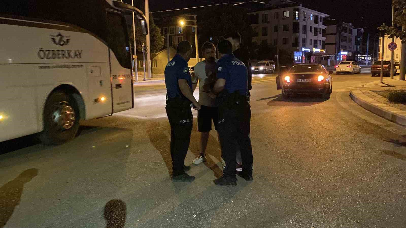Kazaya karışan otomobilin alkollü yolcusu polis ekiplerine zorluk çıkarttı 