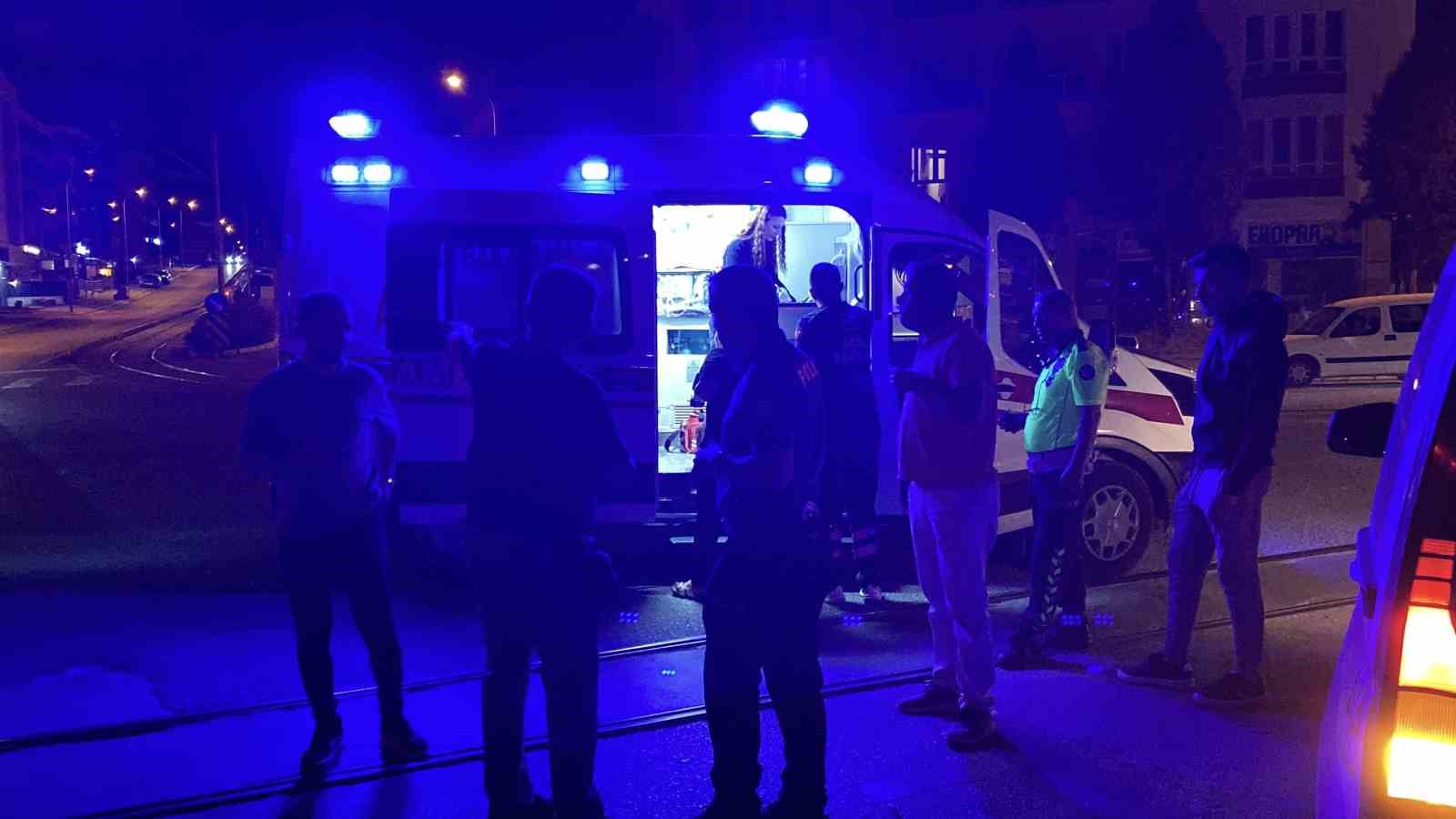 Kazaya karışan otomobilin alkollü yolcusu polis ekiplerine zorluk çıkarttı 
