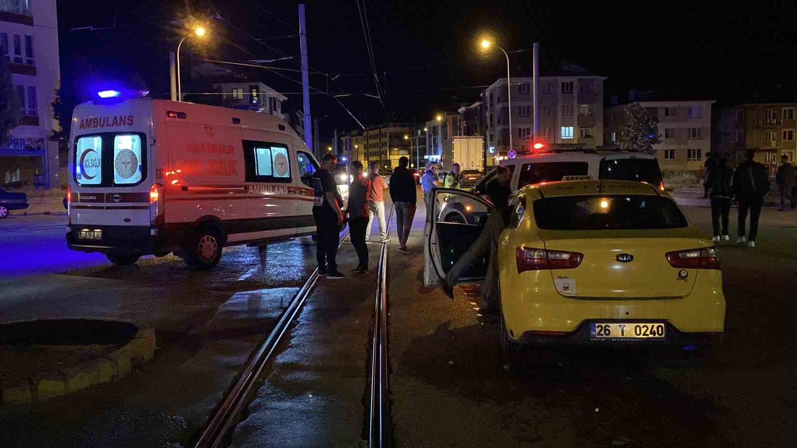 Kazaya karışan otomobilin alkollü yolcusu polis ekiplerine zorluk çıkarttı 