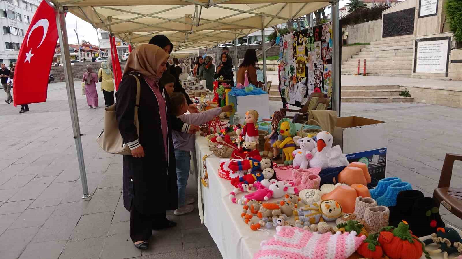 Aile Destek Merkezleri’nde üreten anneler ve çocuklarının ürünleri vatandaşların beğenisine sunuldu 