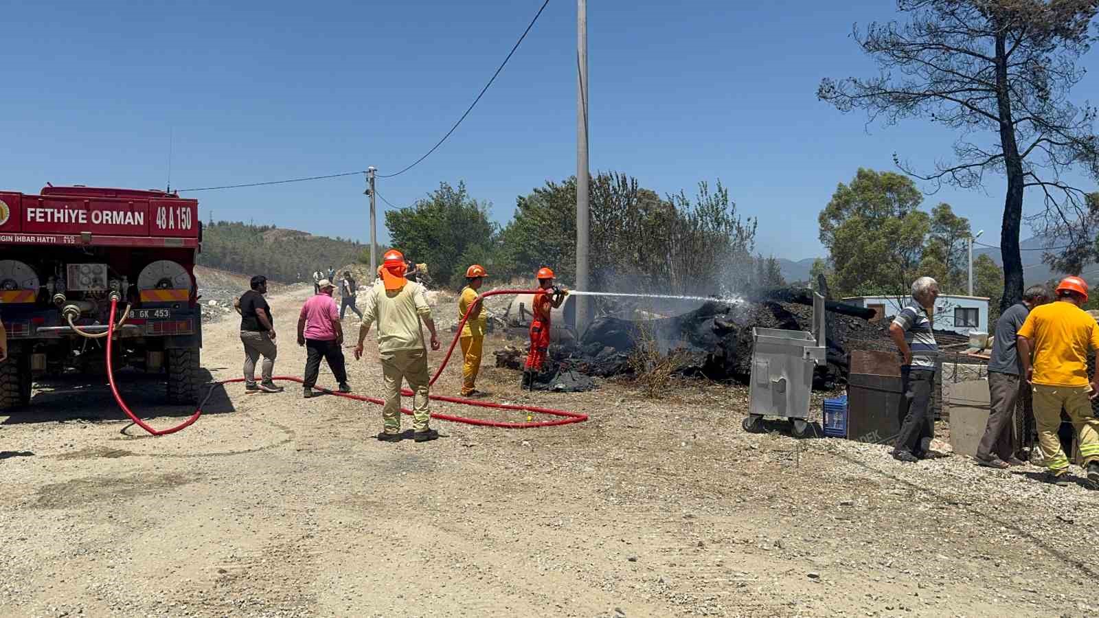 Bariyer yapımı sırasında çıkan kıvılcımlar yangına neden oldu 