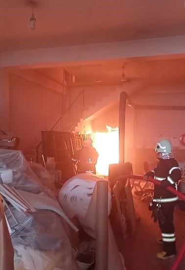 Keresteciler Sitesi’ndeki yangında itfaiye ekiplerinin zamanla yarışı kameralara yansıdı 