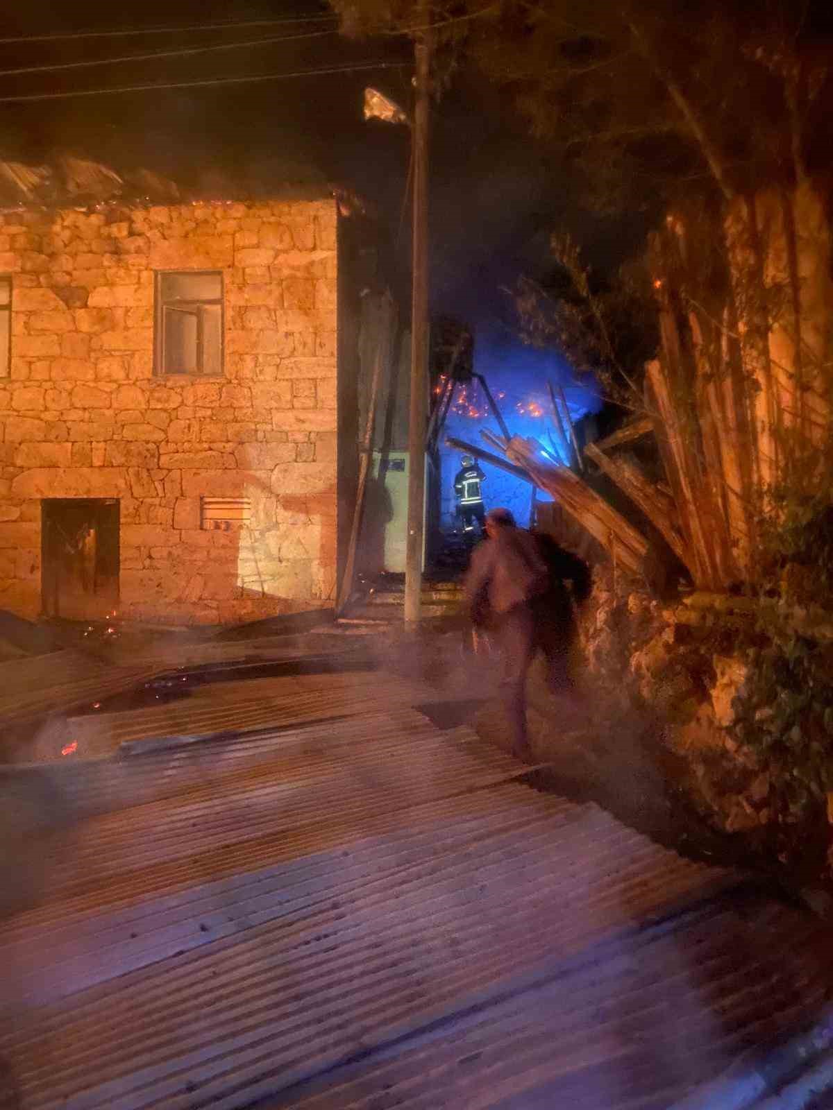 Pazaryolu’nda 5 ev, 2 ahır ve 2 samanlık yandı 